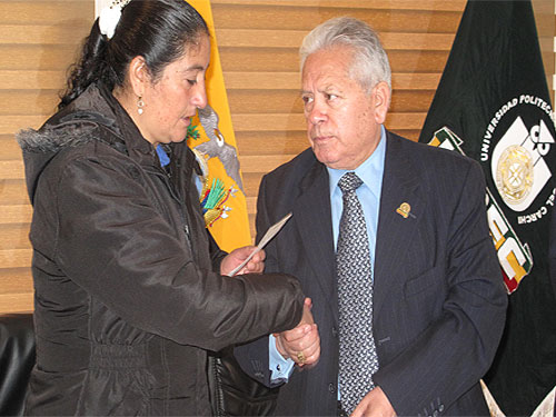 upec-entrega-bono-madre-estudiante-fallecida